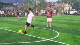 Tendangan Perdana Bupati Nunukan, Irwan Sabri, menjadi penanda dibukanya lapangan mini soccer di Pulau Sebatik, Sabtu (27/12/2025).