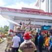 Aksi Bupati Nunukan, Irwan Sabri bersama sejumlah petugas Damkar melakukan tes uji kendaraan bantuan 5 unit mobil Damkar di halaman kantor Bupati Nunukan, Senin (29/12/2025). Dok.Pemda Nunukan.