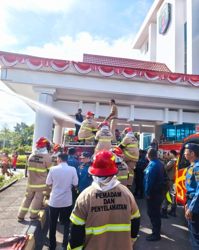 
					Aksi Bupati Nunukan, Irwan Sabri bersama sejumlah petugas Damkar melakukan tes uji kendaraan bantuan 5 unit mobil Damkar di halaman kantor Bupati Nunukan, Senin (29/12/2025). Dok.Pemda Nunukan.