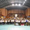 Seluruh jajaran pengurus KONI 2025, official, pelatih dan panitiia KONI Nunukan Cup 2025, berfoto bersama dalam penutupan KONI Nunukan Cup 2025, di GOR Dwikora Nunukan. Dok.KONI Nunukan.