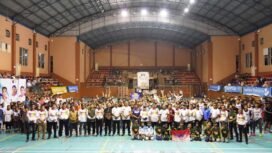 Seluruh jajaran pengurus KONI 2025, official, pelatih dan panitiia KONI Nunukan Cup 2025, berfoto bersama dalam penutupan KONI Nunukan Cup 2025, di GOR Dwikora Nunukan. Dok.KONI Nunukan.