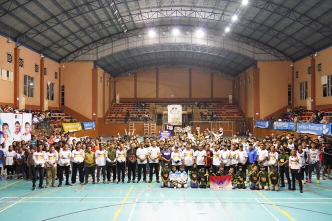 
					Seluruh jajaran pengurus KONI 2025, official, pelatih dan panitiia KONI Nunukan Cup 2025, berfoto bersama dalam penutupan KONI Nunukan Cup 2025, di GOR Dwikora Nunukan. Dok.KONI Nunukan.