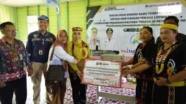  Anggota Komisi VII DPR RI, Rahmawati. membuka peluncuran program ditandai dengan sosialisasi Energi Baru Terbarukan (EBT) untuk penyediaan tenaga listrik di Desa Linsayung, pedalaman Nunukan. Dok.ESDM Kaltara.
