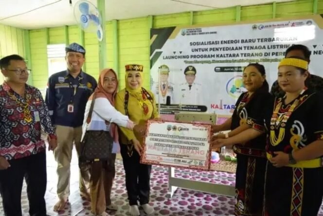 
					 Anggota Komisi VII DPR RI, Rahmawati. membuka peluncuran program ditandai dengan sosialisasi Energi Baru Terbarukan (EBT) untuk penyediaan tenaga listrik di Desa Linsayung, pedalaman Nunukan. Dok.ESDM Kaltara.