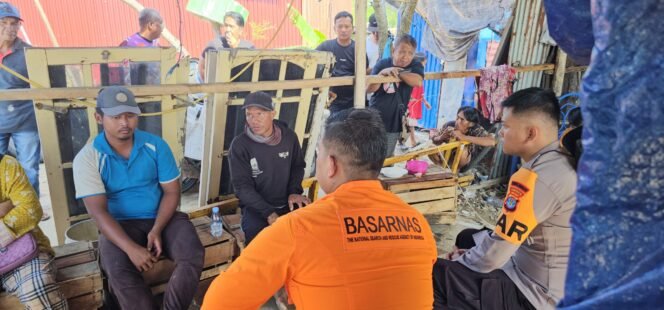 
					Amir dan Pandi, dua nelayan Nunukan yang dilaporkan hilang akibat kapalnya terbalik dihantam ombak, Senin (12/1/2026) malam, ditemukan selamat dalam operasi pencarian Tim SAR, Selasa (13/1/2026).Dok.SAR Tarakan.