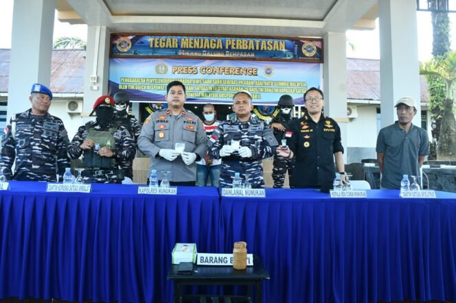 
					Jumpa Pers TNI AL Nunukan terkait pengungkapan penyelundupan 99 gram sabu sabu Malaysia melalui pesisir Sei Pancang, Pulau Sebatik, Minggu (18/1/2026). Dok Penerangan LANAL Nunukan.