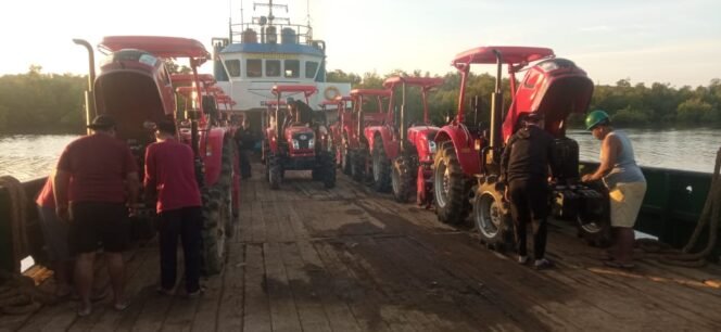 
					Sejumlah Alsintan bantuan Kementan mulai dikirim ke Krayan. Dok.DKPP Nunukan.