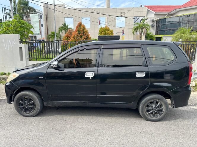 
					Mobil Avanza hitam yang menewaskan pengendara sepeda diamankan di Kantor Satlantas Nunukan. Dok.Polres Nunukan.