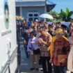 Kepala BGN Dadan Hindayana (memakai selempang) saat melepas keberangkatan mobil boks yang memuat menu MBG di Pulau Sebatik, pasca peresmian SPPG Tanjung Karang, Sebatik Timur, Kamis (22/1/2026). 