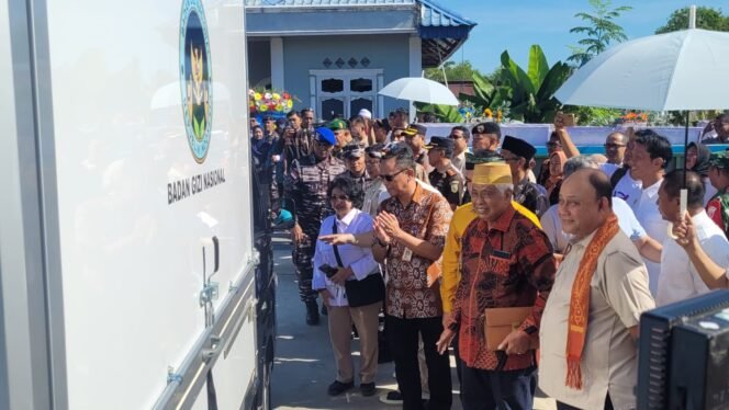 
					Kepala BGN Dadan Hindayana (memakai selempang) saat melepas keberangkatan mobil boks yang memuat menu MBG di Pulau Sebatik, pasca peresmian SPPG Tanjung Karang, Sebatik Timur, Kamis (22/1/2026). 