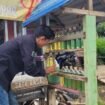 Salah satu warga Nunukan membeli bensin botolan yang selalu terpajang di hampir semua warung pinggir jalan.