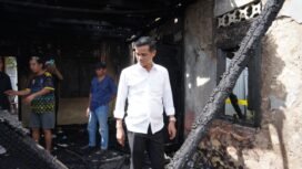 Bupati Nunukan, Irwan Sabri mengunjungi rumah yang terbakar di Jalan Rimba, Nunukan Tengah, Minggu (11/1/2026).Dok.Irwan Sabri.