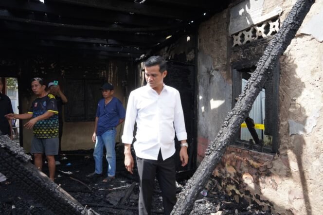 
					Bupati Nunukan, Irwan Sabri mengunjungi rumah yang terbakar di Jalan Rimba, Nunukan Tengah, Minggu (11/1/2026).Dok.Irwan Sabri.