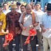 Kepala BGN, Dadan Hindayana memotong pita sebagai tanda resminya operasional SPPG Tanjung Karang, Sebatik Timur, Kamis (22/1/2026). SPPG ini melayani 999 penerima manfaat dari 5 sekolah dan 2 Posyandu, dan beroperasi di bawah Yayasan Aztrada Garuda Jaya. 