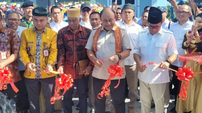 
					Kepala BGN, Dadan Hindayana memotong pita sebagai tanda resminya operasional SPPG Tanjung Karang, Sebatik Timur, Kamis (22/1/2026). SPPG ini melayani 999 penerima manfaat dari 5 sekolah dan 2 Posyandu, dan beroperasi di bawah Yayasan Aztrada Garuda Jaya. 