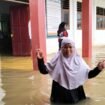 Seorang ibu berada di tengah banjir yang merendam sekolah SD di Sembakung. Dok.BPBD Nunukan.