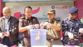 Kepala Satpol PP Nunukan, Mesak Adianto ikut memusnahkan sabu sabu pada agenda pemusnahan barang bukti pidana di Kejari Nunukan.