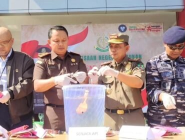 Kepala Satpol PP Nunukan, Mesak Adianto ikut memusnahkan sabu sabu pada agenda pemusnahan barang bukti pidana di Kejari Nunukan.