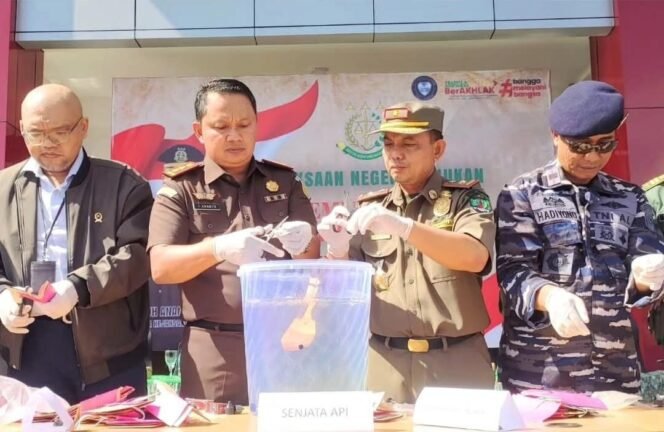 
					Kepala Satpol PP Nunukan, Mesak Adianto ikut memusnahkan sabu sabu pada agenda pemusnahan barang bukti pidana di Kejari Nunukan.