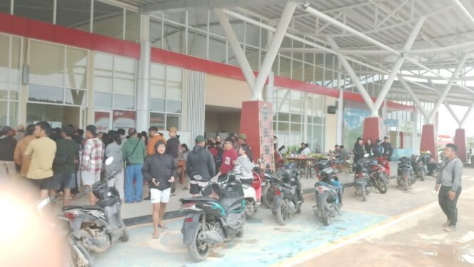 
					Antrean tiket pesawat di Bandara Long Bawan, Krayan. Dok.Rian Antoni.