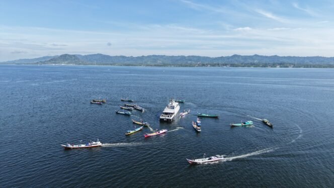 
					Puluhan nelayan di Nunukan saat mendekati KRI Sidat -851 untuk upacara Darma Samudera, Kamis (15/1/2026). Dok.LANAL Nunukan.