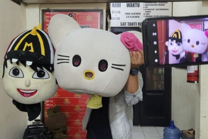 
					Ilustrasi : sejumlah kostum badut yang biasa dikenakan para badut jalanan di Nunukan. Dengan kostum tersebut, mereka biasanya meminta minta di lampu merah.