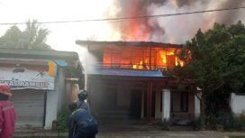 Kebakaran di Jalan Rimba, Nunukan Tengah, salah satu wilayah padat penduduk Nunukan. Minggu (11/1/2026). Kebakaran diduga akibat korsleting AC. Dok.Disdamkar.