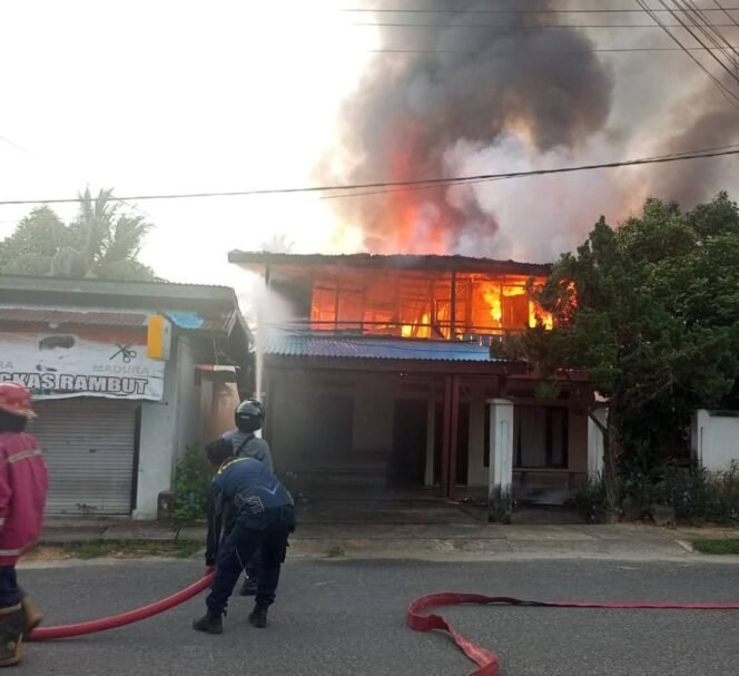 
					Kebakaran di Jalan Rimba, Nunukan Tengah, salah satu wilayah padat penduduk Nunukan. Minggu (11/1/2026). Kebakaran diduga akibat korsleting AC. Dok.Disdamkar.
