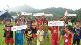 Sekawanan bocah perbatasan RI - Malaysia membentangkan kertas bertulisan 'I Love Lumbis Hulu'. Di Kecamatan ini, terdapat 3 Desa yang dinyatakan BNPP masuk wilayah Malaysia pasca penyelesaian OBP. Masing masing, Desa Kabugalor, Desa Lipaga dan Desa Tetagas. Dok.Medsos Lumbis Hulu.