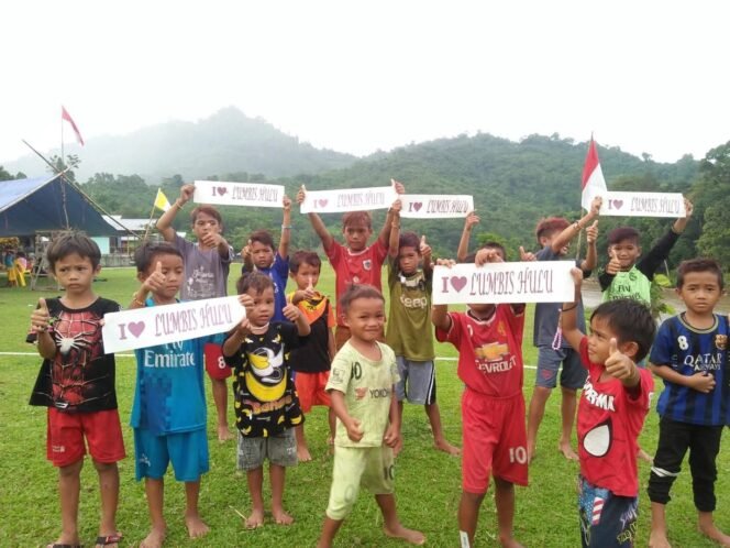 
					Sekawanan bocah perbatasan RI - Malaysia membentangkan kertas bertulisan 'I Love Lumbis Hulu'. Di Kecamatan ini, terdapat 3 Desa yang dinyatakan BNPP masuk wilayah Malaysia pasca penyelesaian OBP. Masing masing, Desa Kabugalor, Desa Lipaga dan Desa Tetagas. Dok.Medsos Lumbis Hulu.