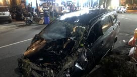 Mobil minibus Toyota Calya dengan nomor polisi DP 1770 CF yang terlibat insiden laka lantas dan menewaskan Aldi, diamankan polisi bersama pengemudinya. Dok. Satlantas Polres Nunukan.