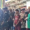 Panglima Koarmada RI, Laksamana Madya TNI Dr. Denih Hendrata, SE., MM saat bercengkerama dengan para nelayan diatas geladak KRI WSH -991, Jumat (16/1/2026). 