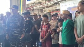 Panglima Koarmada RI, Laksamana Madya TNI Dr. Denih Hendrata, SE., MM saat bercengkerama dengan para nelayan diatas geladak KRI WSH -991, Jumat (16/1/2026). 
