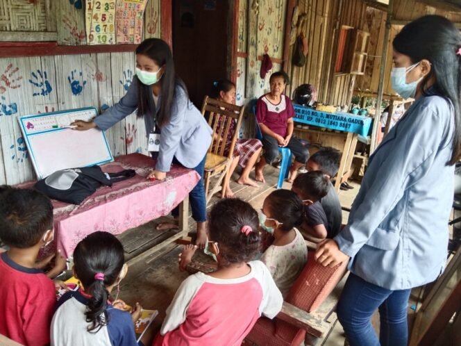 
					Ilustrasi : Sejumlah anak anak Nunukan saat mengikuti pelajaran yang diberikan para relawan. Dok.Eka Berlin.