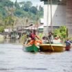 Petugas BPBD dan kapal yang membawa rombongan Bupati Nunukan, Irwan Sabri meninjau lokasi banjir di Desa Atap, Kecamatan Sembakung. Dok.Prokopim.
