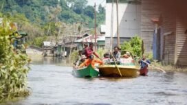 Petugas BPBD dan kapal yang membawa rombongan Bupati Nunukan, Irwan Sabri meninjau lokasi banjir di Desa Atap, Kecamatan Sembakung. Dok.Prokopim.