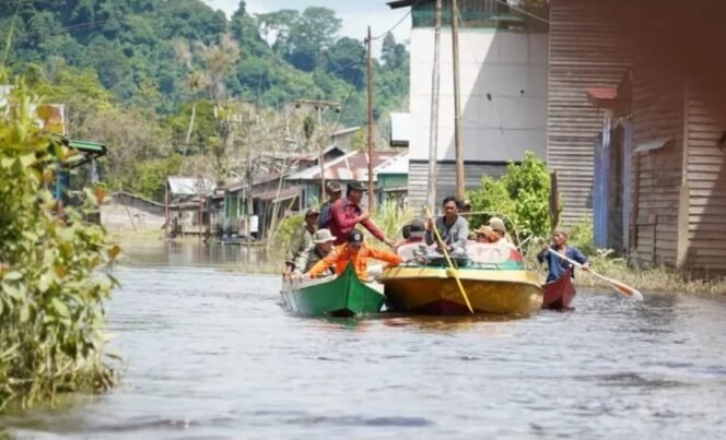 
					Petugas BPBD dan kapal yang membawa rombongan Bupati Nunukan, Irwan Sabri meninjau lokasi banjir di Desa Atap, Kecamatan Sembakung. Dok.Prokopim.