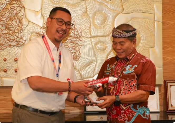 
					Gunernur Kaltara, Zainal Arifin Paliwang saat audiensi bersama managemen Maskapai Air Asia untuk penjajagan penerbangan internasional rute Tarakan - Tawau. Dok. Biro Adpim Kaltara.