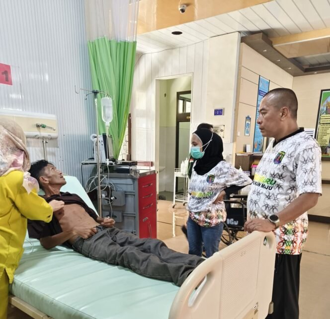 
					Udin (40) warga Bone, Sulsel yang terlantar dan menumpang di kolong rumah warga di Pulau Sebatik, kini dirawat pasca Bupati Nunukan Irwan Sabri meminta Disdukcapil membuatkan E- KTP untuk pengurusan BPJS Kesehatan. Dok.Andre.