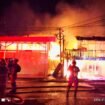 Petugas Pemadam Kebakaran berupaya memadamkan 3 rumah yang terbakar di Jalan Rimba, Selasa (27/1/2026) dini hari. Dok.Disdamkar Nunukan.