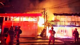 Petugas Pemadam Kebakaran berupaya memadamkan 3 rumah yang terbakar di Jalan Rimba, Selasa (27/1/2026) dini hari. Dok.Disdamkar Nunukan.