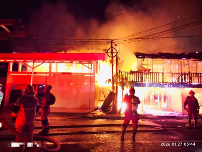 
					Petugas Pemadam Kebakaran berupaya memadamkan 3 rumah yang terbakar di Jalan Rimba, Selasa (27/1/2026) dini hari. Dok.Disdamkar Nunukan.