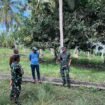 Dandim 0911/Nunukan, Letkol Inf.Tony Prasetyo saat meninjau lahan yang dihibahkan pengusaha Sebatik, Haji Nuwardi untuk pembangunan Koperasi Merah Putih. Dok.Penerangan Kodim 0911/Nunukan.