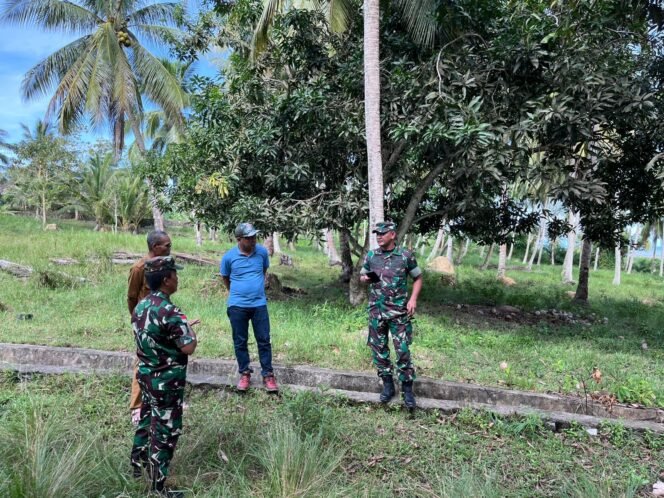 
					Dandim 0911/Nunukan, Letkol Inf.Tony Prasetyo saat meninjau lahan yang dihibahkan pengusaha Sebatik, Haji Nuwardi untuk pembangunan Koperasi Merah Putih. Dok.Penerangan Kodim 0911/Nunukan.