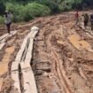 Masyarakat Krayan menyusun papan kayu layaknya rel kereta api untuk memastikan kendaraan bisa lewat. Jalanan di Krayan menjelma lumpur setiap musim penghujan. Jalan domain pemerintah pusat ini diharap segera mendapat perhatian khusus Presiden. Dok.Rian Antoni.