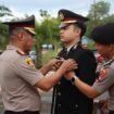 Kapolres Nunukan, AKBP Bonifasius Rumbewas, menyematkan Tanda Kehormatan Satya Lencana Pengabdian, kepada 33 Anggota Polres Nunukan yang berdedikasi dan berintegritas. Dok.Polres Nunukan.