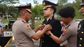 Kapolres Nunukan, AKBP Bonifasius Rumbewas, menyematkan Tanda Kehormatan Satya Lencana Pengabdian, kepada 33 Anggota Polres Nunukan yang berdedikasi dan berintegritas. Dok.Polres Nunukan.