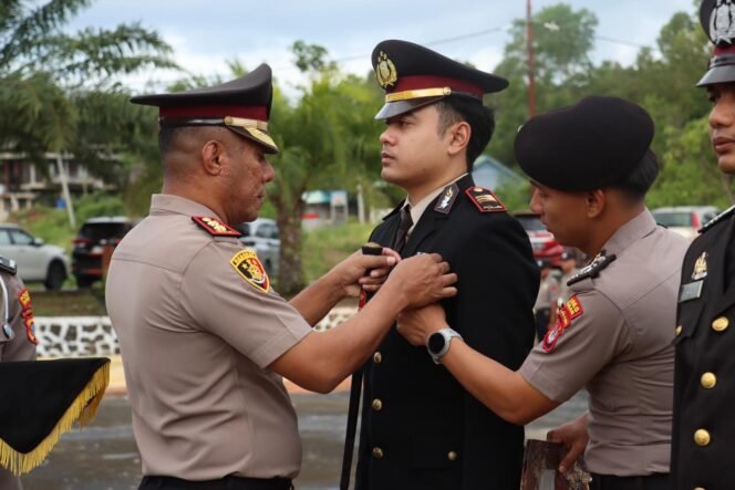 
					Kapolres Nunukan, AKBP Bonifasius Rumbewas, menyematkan Tanda Kehormatan Satya Lencana Pengabdian, kepada 33 Anggota Polres Nunukan yang berdedikasi dan berintegritas. Dok.Polres Nunukan.