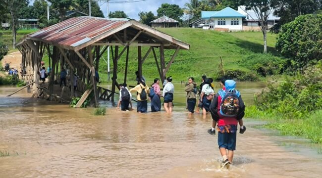 Dua sungai di Krayan, Sungai Pa' Lulut dan Sungai Pa' Bawan meluap, sebabkan banjir yang menggenangi akses jalan utama. Anak anak sekolah diliburkan. Dok.BPBD Nunukan.