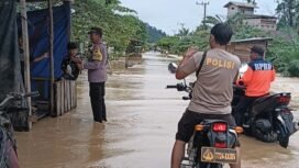 Petugas BPBD bersama aparat keamanan mengingatkan masyarakat tetap waspada banjir. Debit air sungai Sembakung belum menunjukkan adanya penurunan air. Dok.BPBD Nunukan.